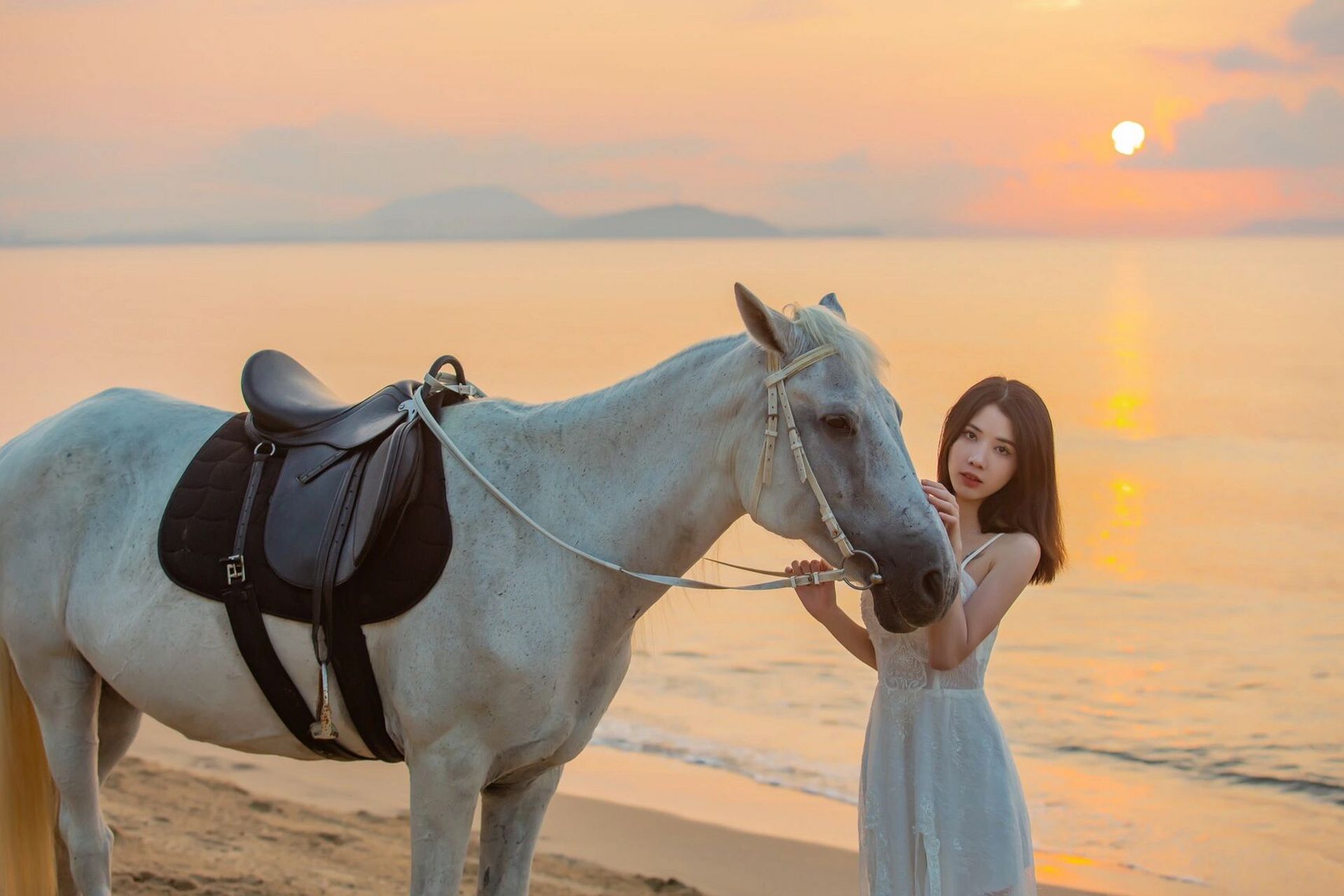 三亚跟拍 三亚旅拍 三亚日出骑马 海边骑马 日出拍白马太好看了 拍