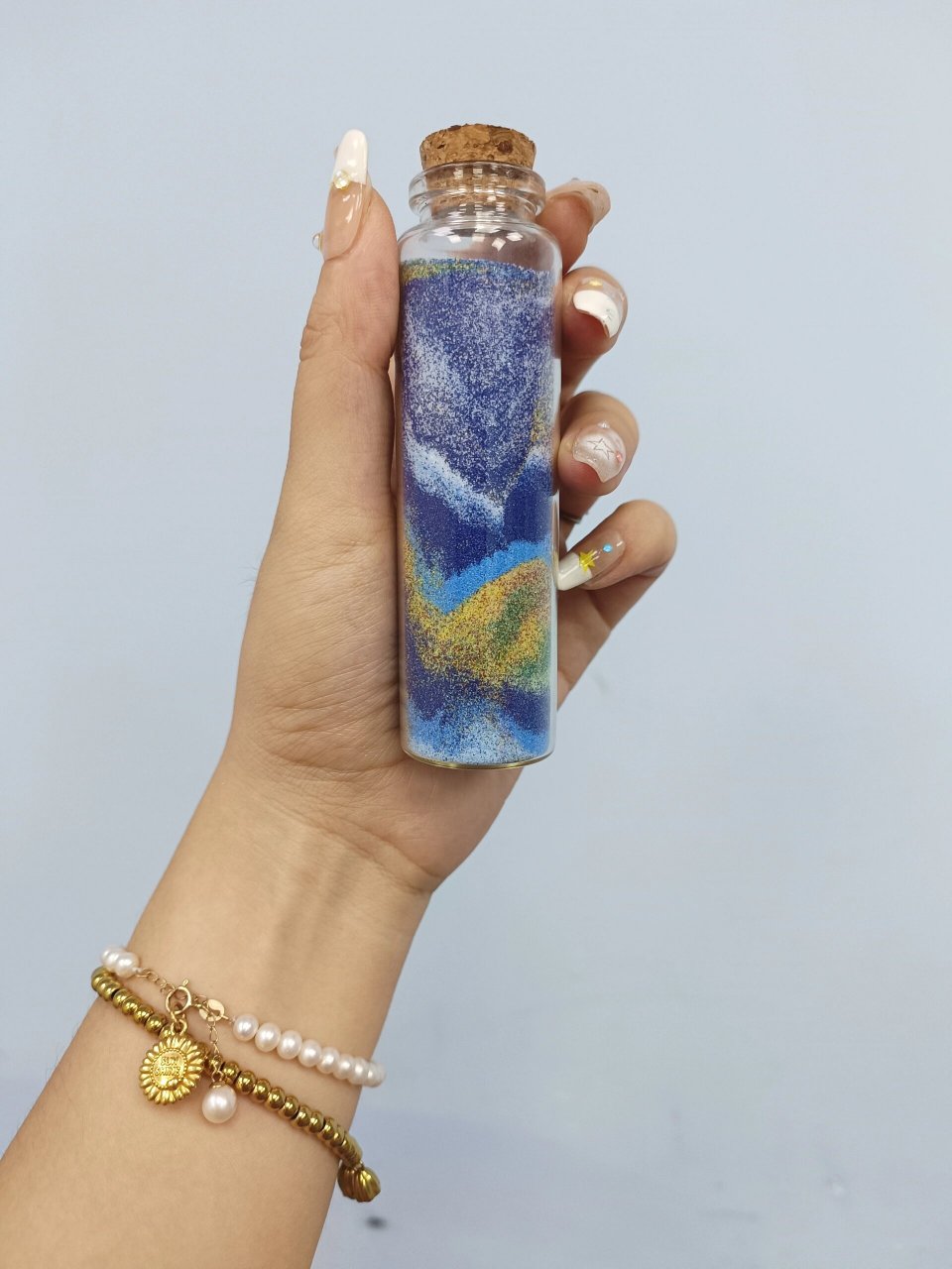小朋友做的梵高星空流沙瓶 小朋友做的梵高星空流沙瓶,非常有"艺术