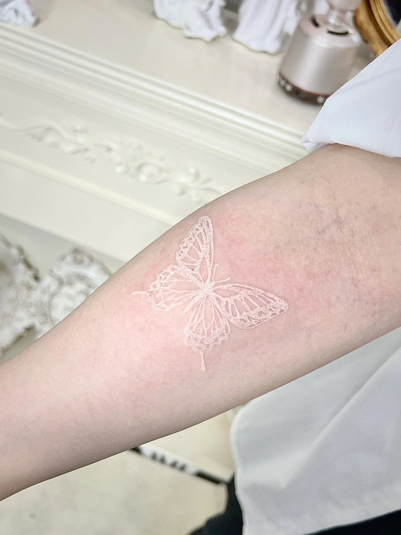 白色纹身 小蝴蝶纹身