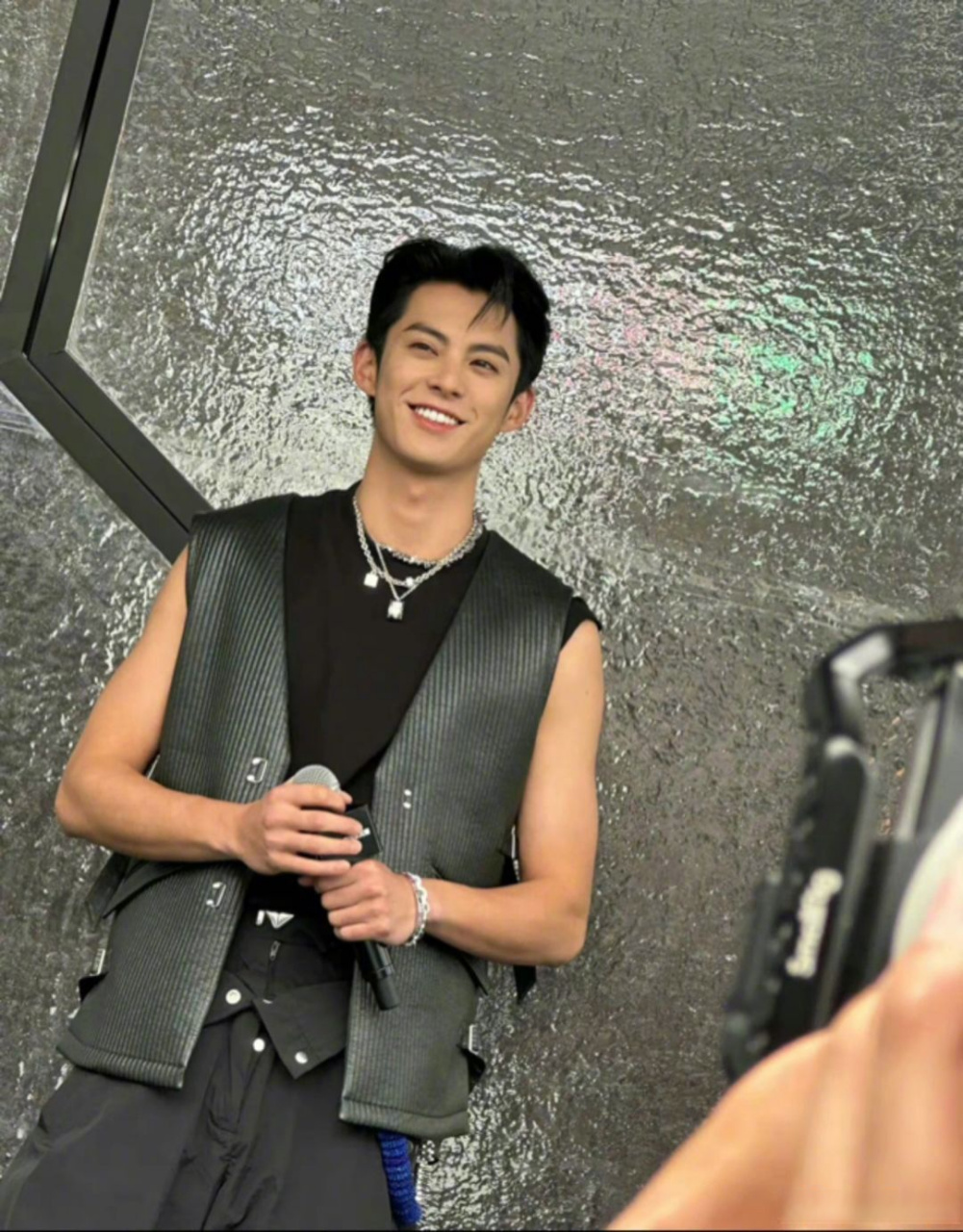 路人手机里的王鹤棣生图,你小子的帅真是24k纯帅啊