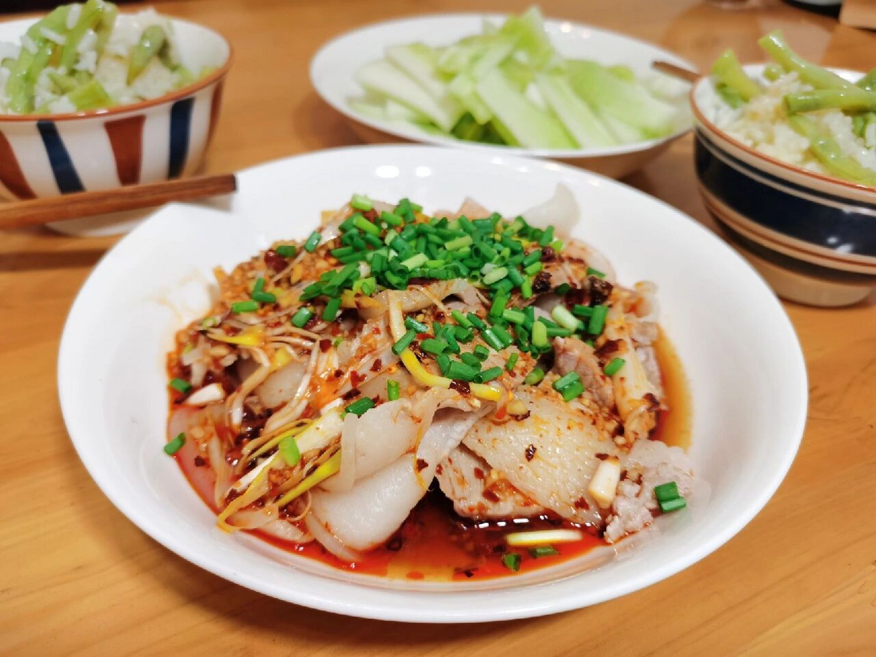 川菜家常菜蒜泥凉拌白肉 凉拌白肉的做法简单说一下: 1,后腿肉煮30