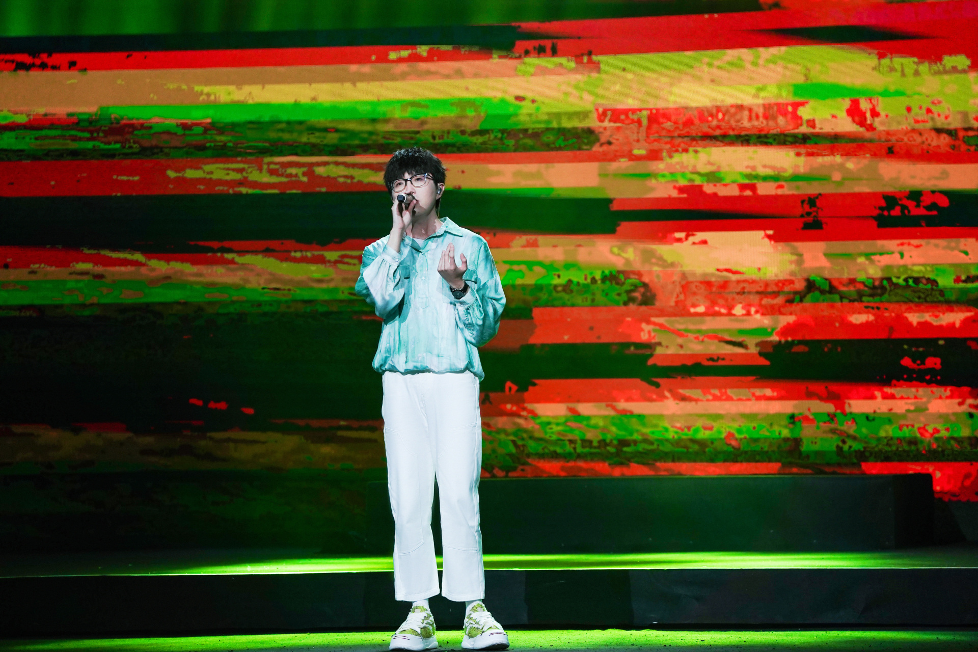 毛不易 光阴荏苒,盛夏驶过繁华;浩瀚海岛,我们终将靠岸.