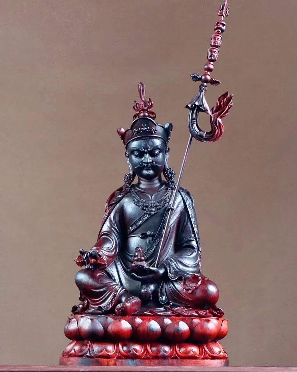 莲花生左手执金刚杵,端坐莲花座上,神态肃穆,名师手作,雕工流畅古拙.