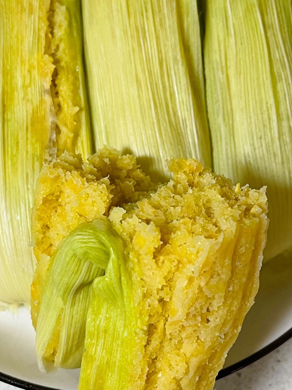 玉米粑粑在我们云南被叫做苞谷粑粑,清甜的玉米粑粑一定要用玉米壳做