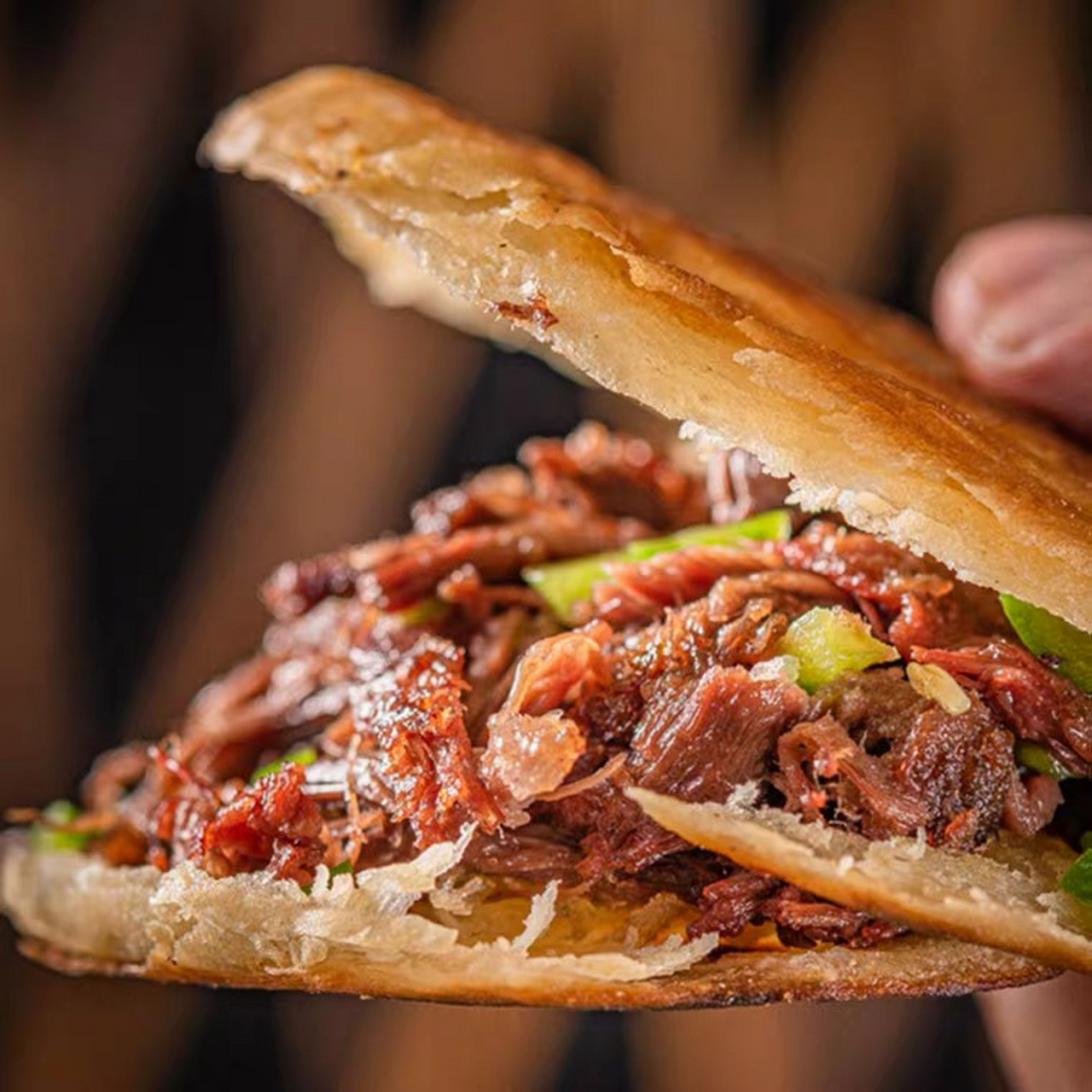 保定驴肉火烧 今天,我要介绍的是保定正宗驴肉火烧,驴肉火烧是河北