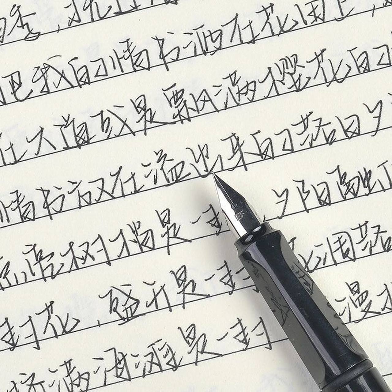 这两种字体哪种好看 本人初中生,由于作业多,想练练连笔,但又怕考试