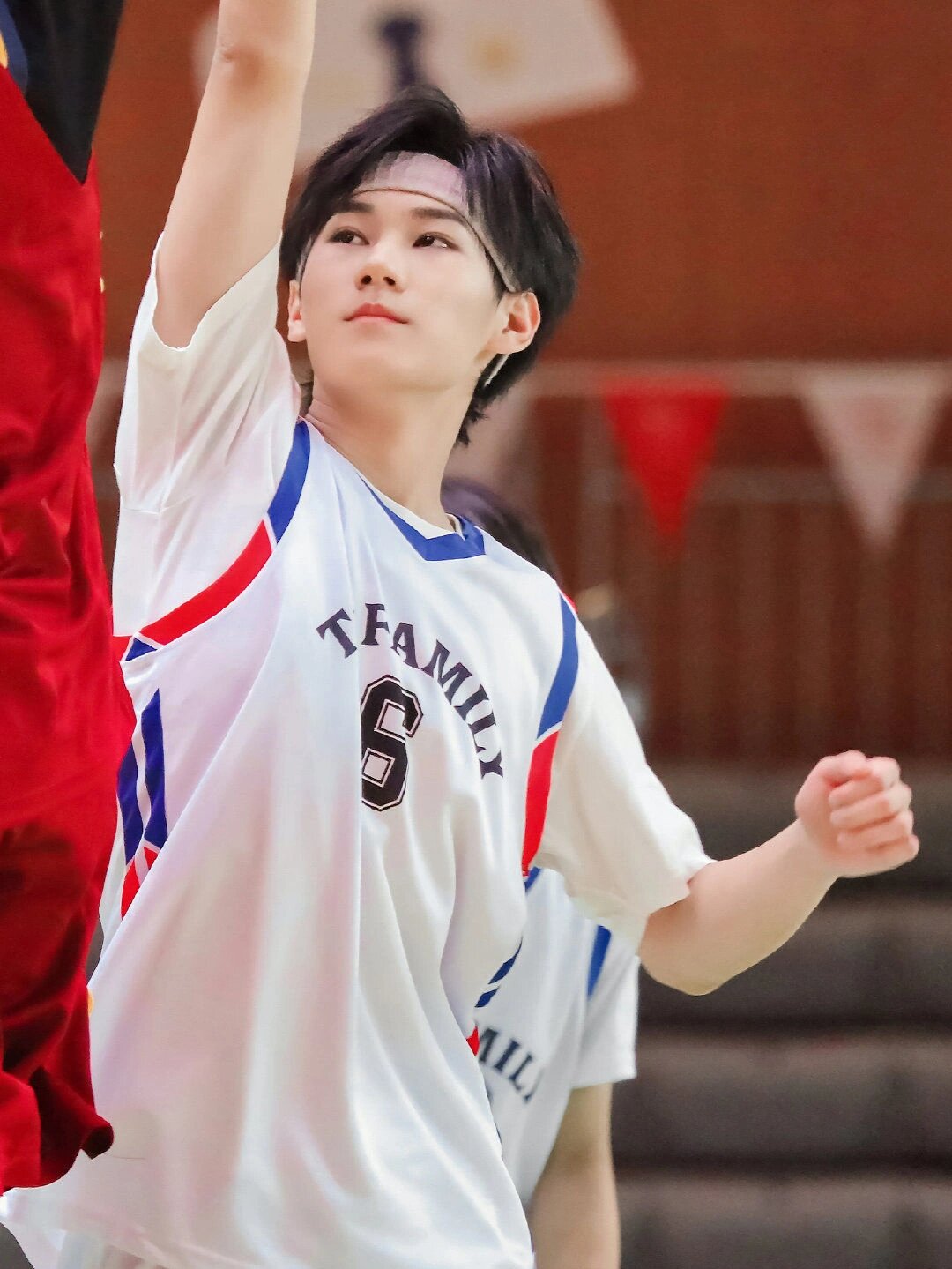 tnt时代少年团运动会打篮球图片壁纸