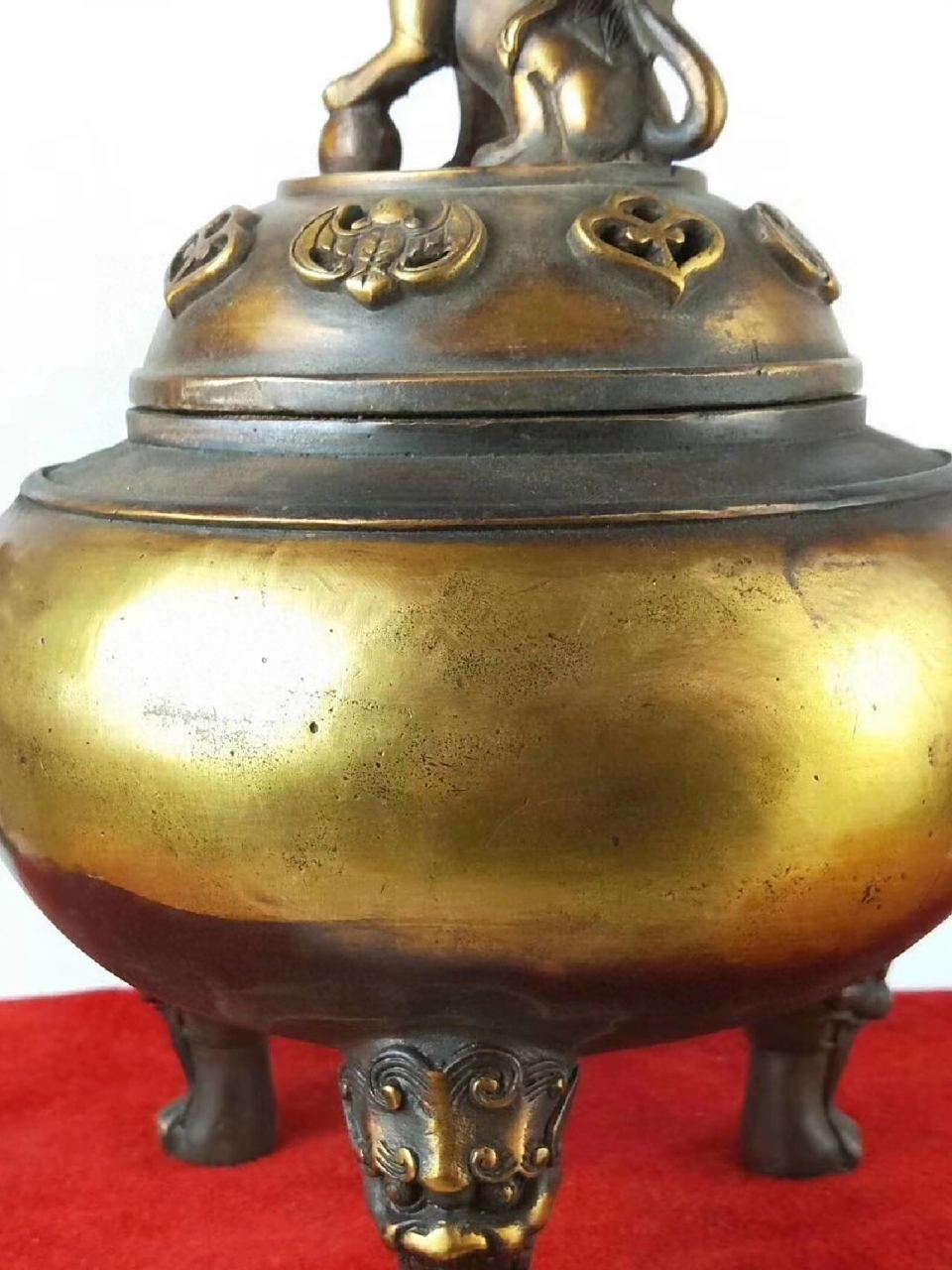 清代铜鎏金香炉 清代铜鎏金香炉,做工精细,手工镶嵌,精美绝伦,收藏