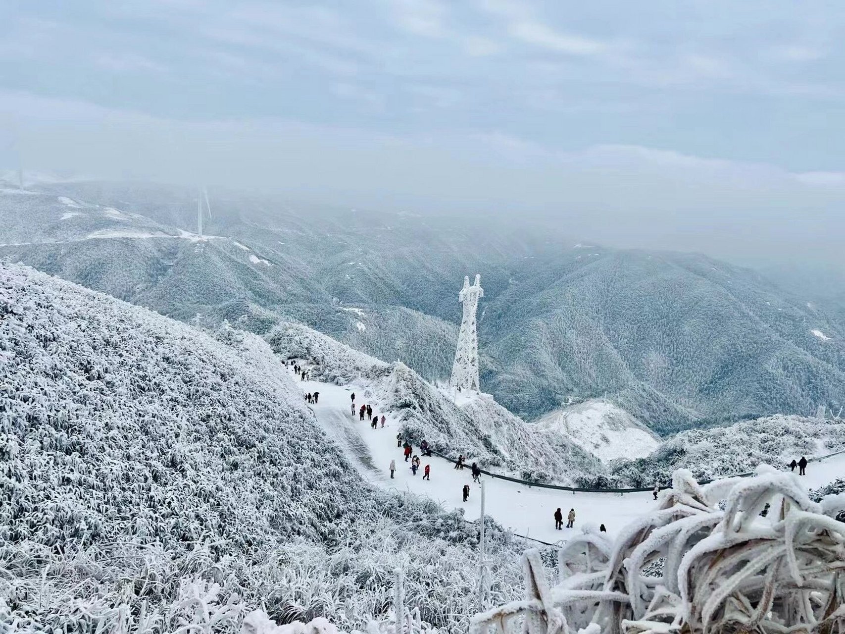 云冰山,在湖南省永州市蓝山县和广东省清远连州市之间,海拔1314米,不