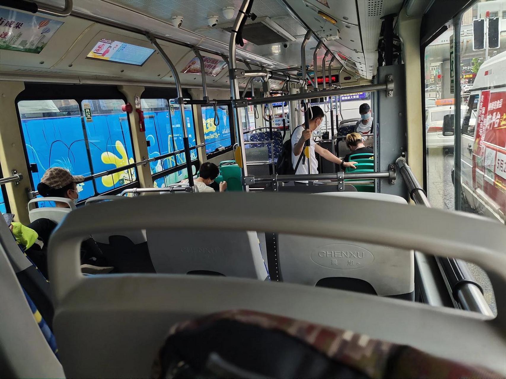 这两天坐大连市内的10路公交车,听到车内广播出现了新的提示:"乘客们