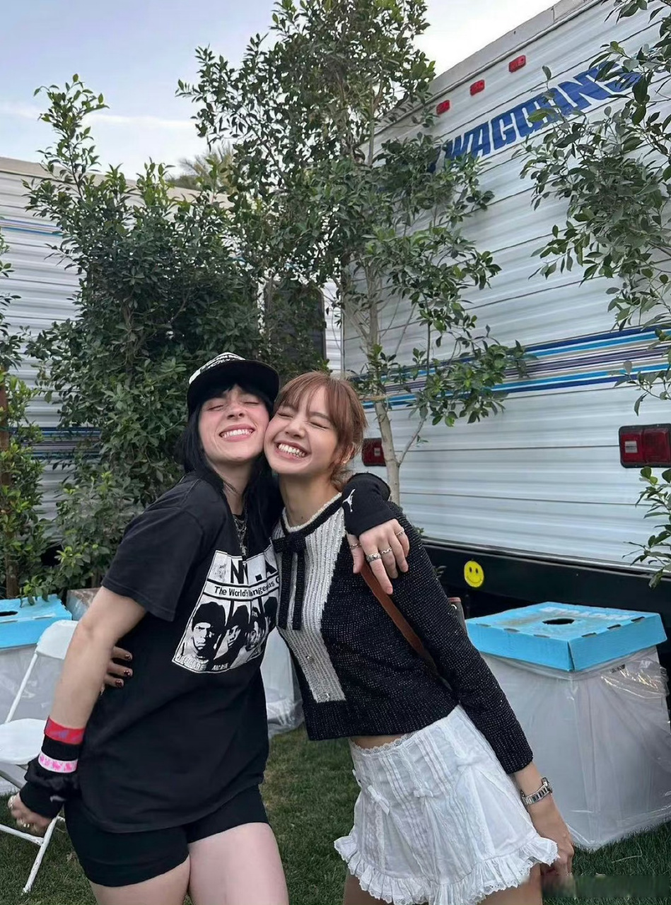 lisa碧梨同框##lisa碧梨贴贴# lisa更新了与碧梨的合照 两个人贴贴