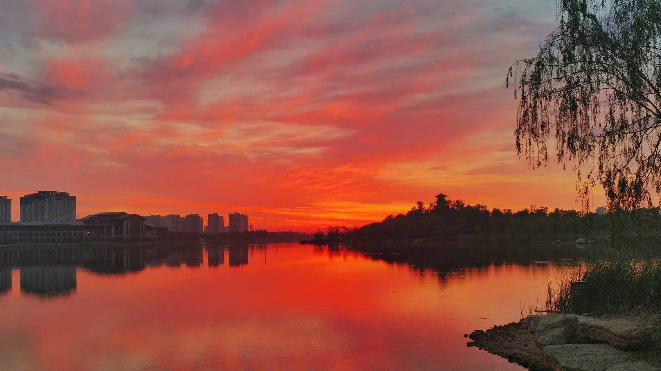 夕阳西下,落日余晖图片