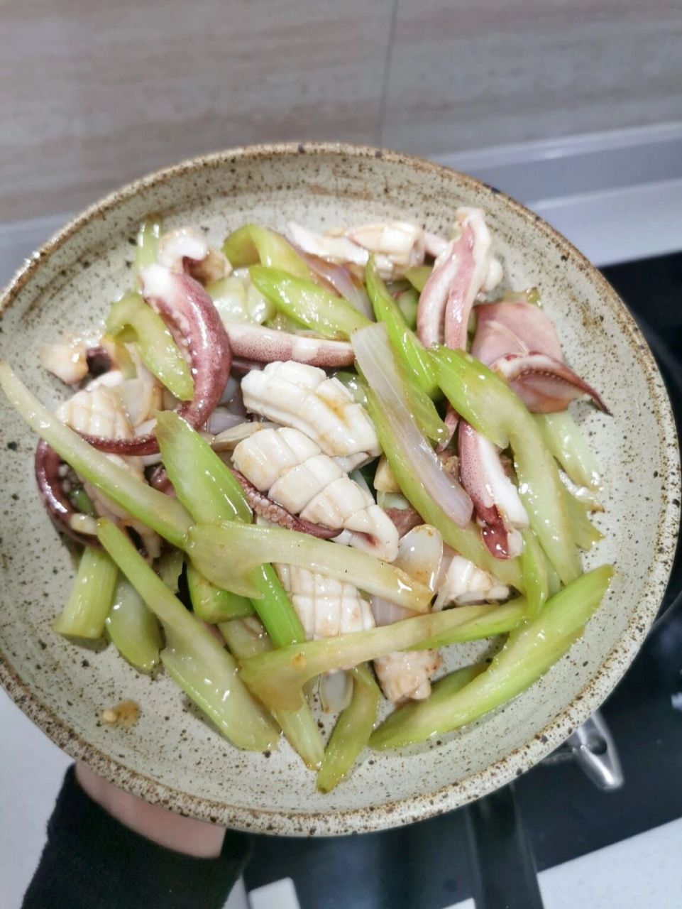 材料: 	 鲜鱿鱼,西芹,蒜蓉,洋葱,酱油,蚝油,料酒,白胡椒粉,白糖,盐