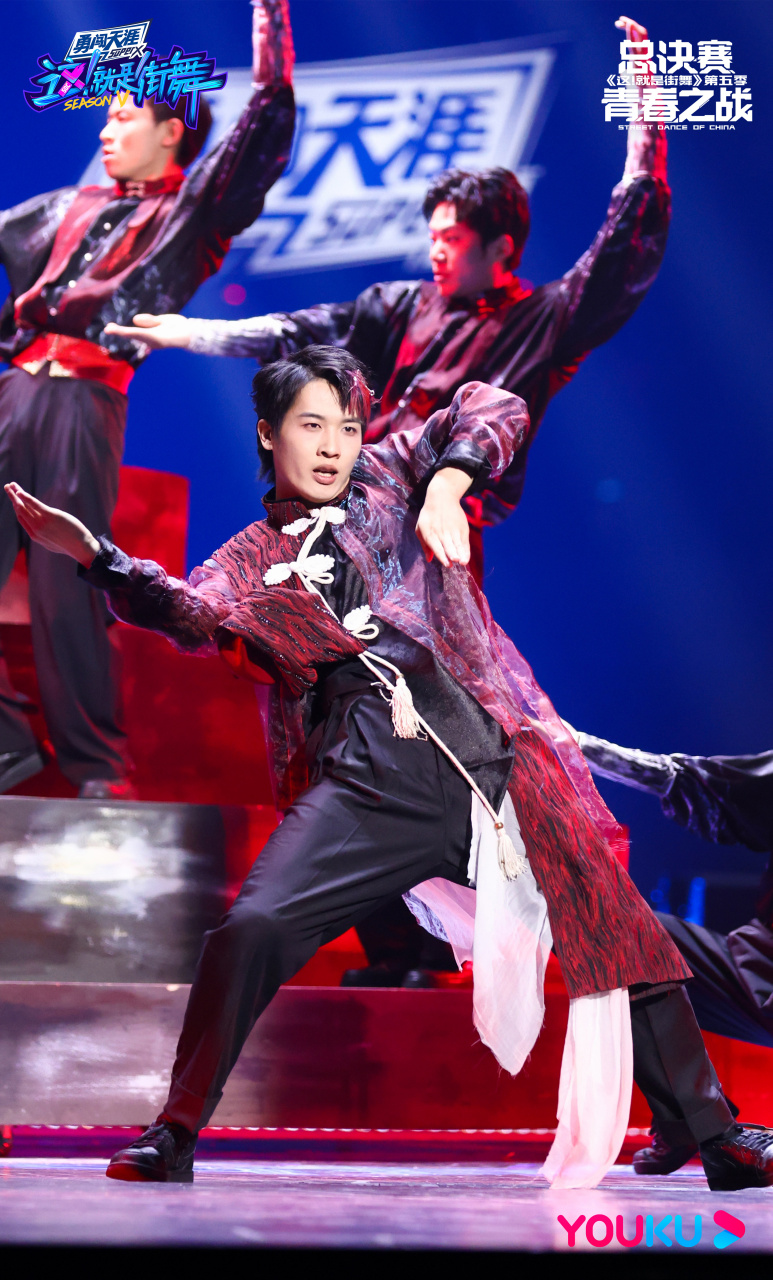 这就是街舞# 一直在暴风成长的@钟晨 在街舞上不断突破自我~总决赛的