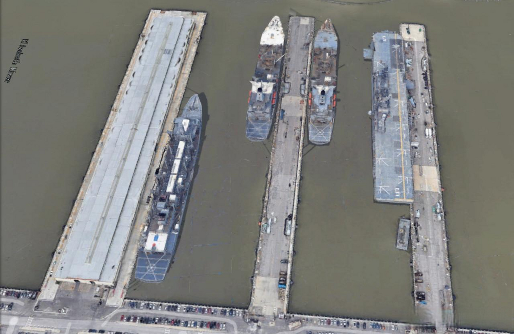 漂亮国的纽波特纽斯造船厂,从卫星地图上可以看到有多艘航母和大型