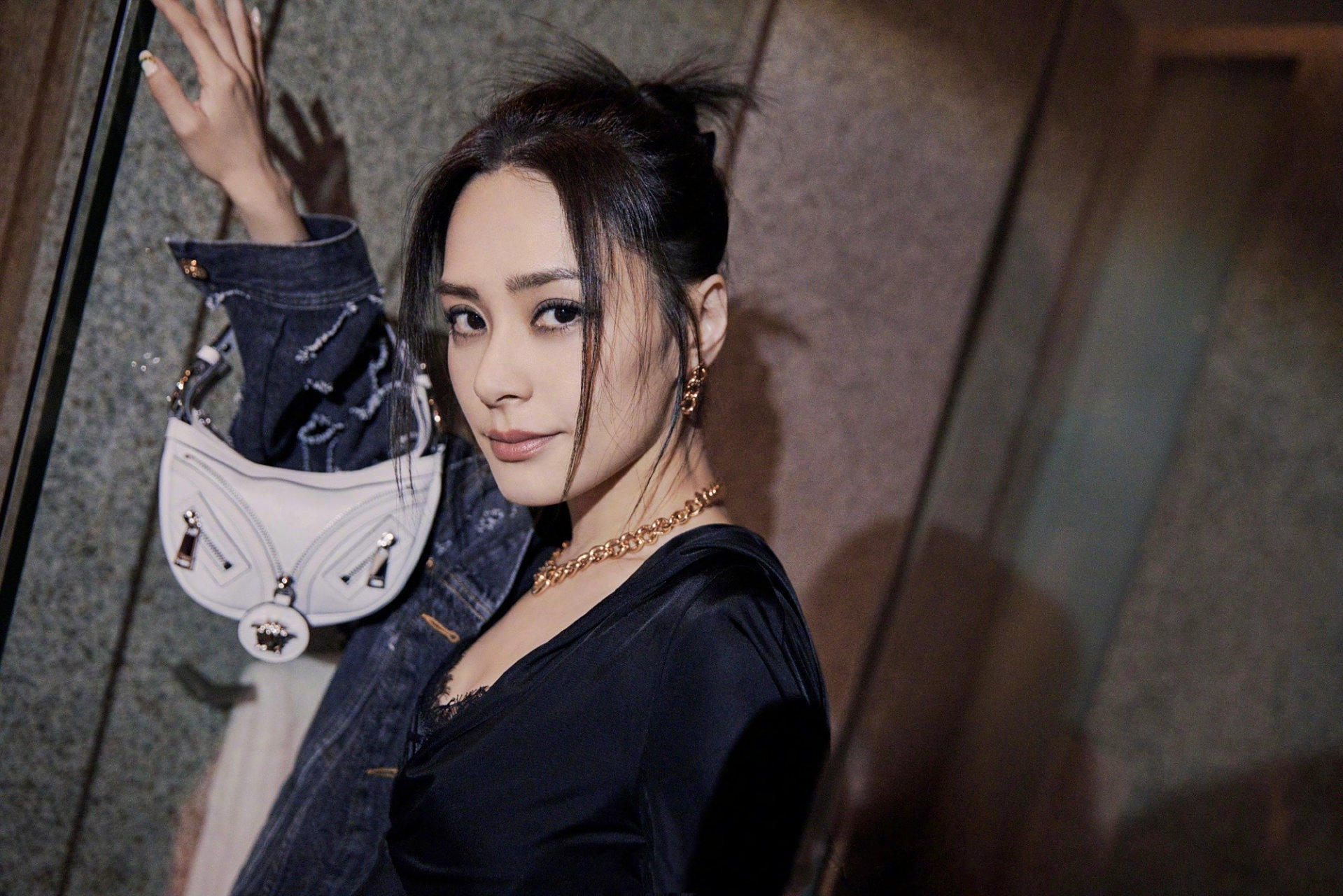 钟欣潼甜酷写真组图,黑色蕾丝抹胸蓝色短裙,优雅大气