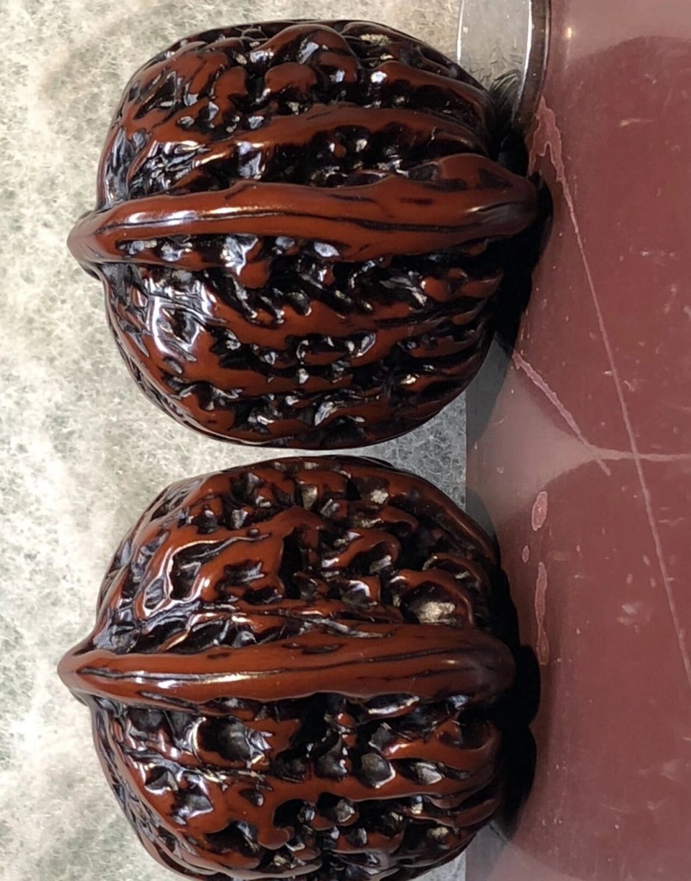 百年老核桃,手盘,懂行的来 四座楼,从北京老头手里收来的,这对是纯手