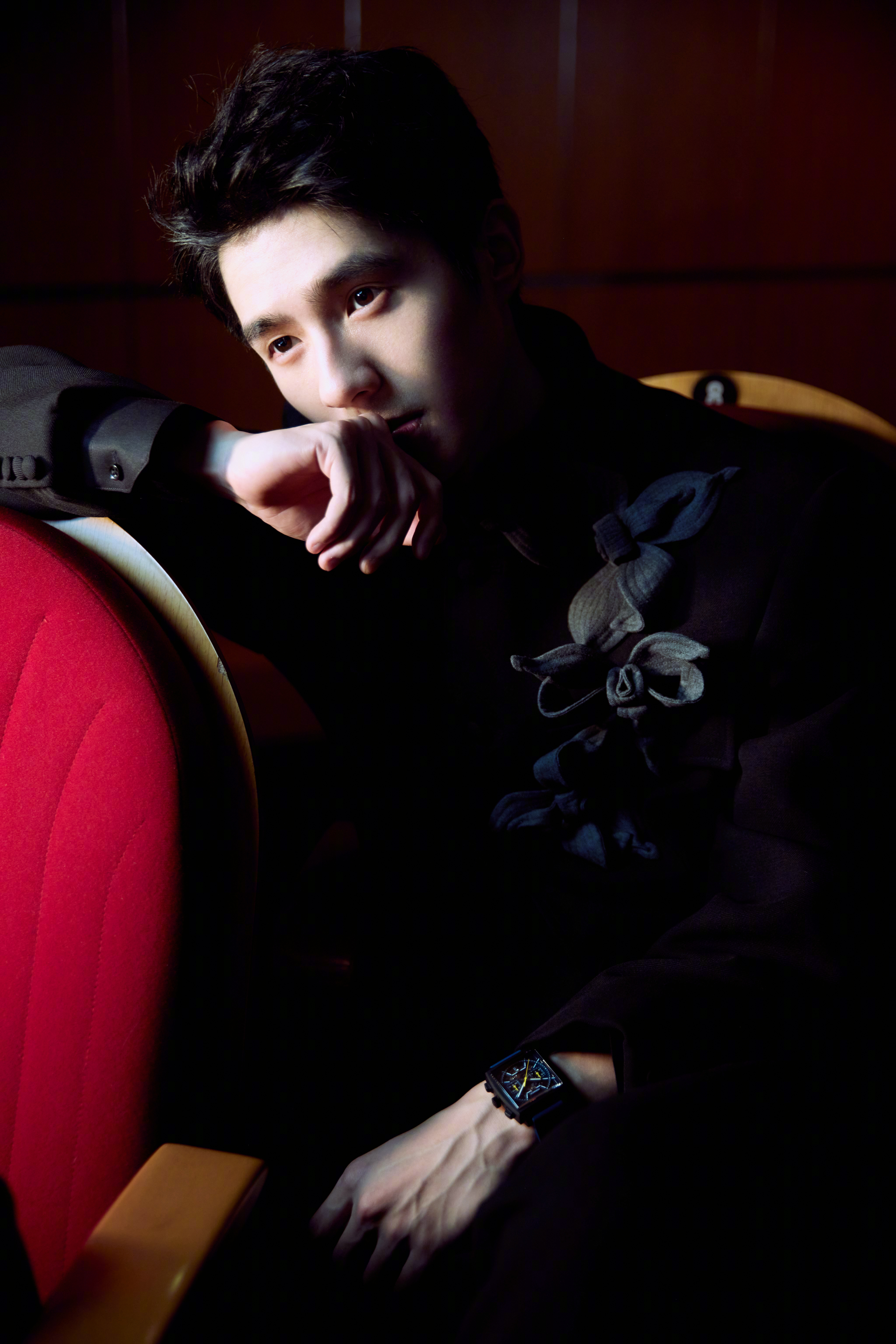 上影节红毯#带着新片《解密》亮相今天上海国际电影节开幕式的刘昊然