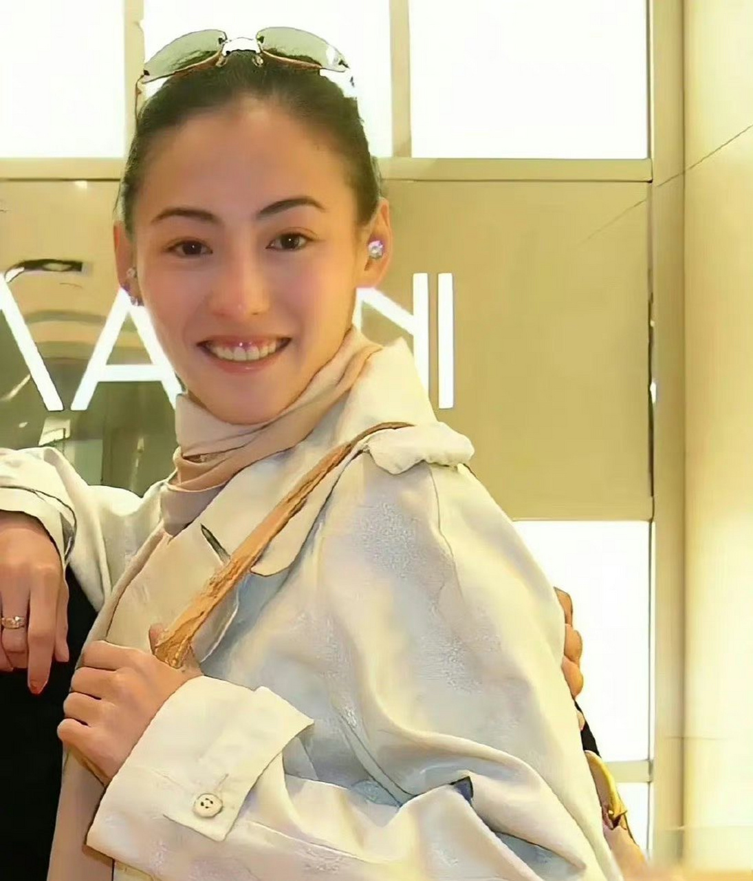 这么看的话张柏芝真的长得好精致啊,贴头皮的死亡造型竟然hold住了.