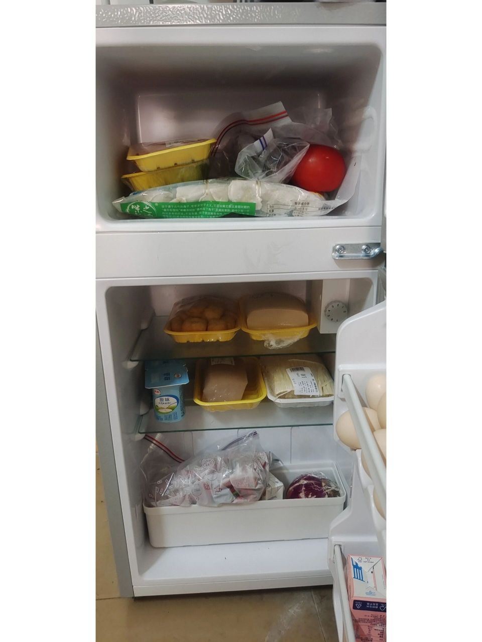 扬子冰箱后续 我买的是66l的冷冻26l冷藏40l,整体来说不是很贵,也不抱