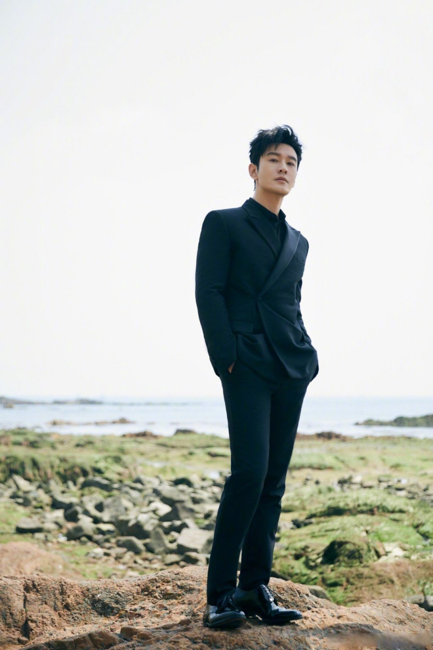 星尚人#@黄晓明海边漫步大片 @黄晓明 黑色西装海边氛围感出发图裂圹