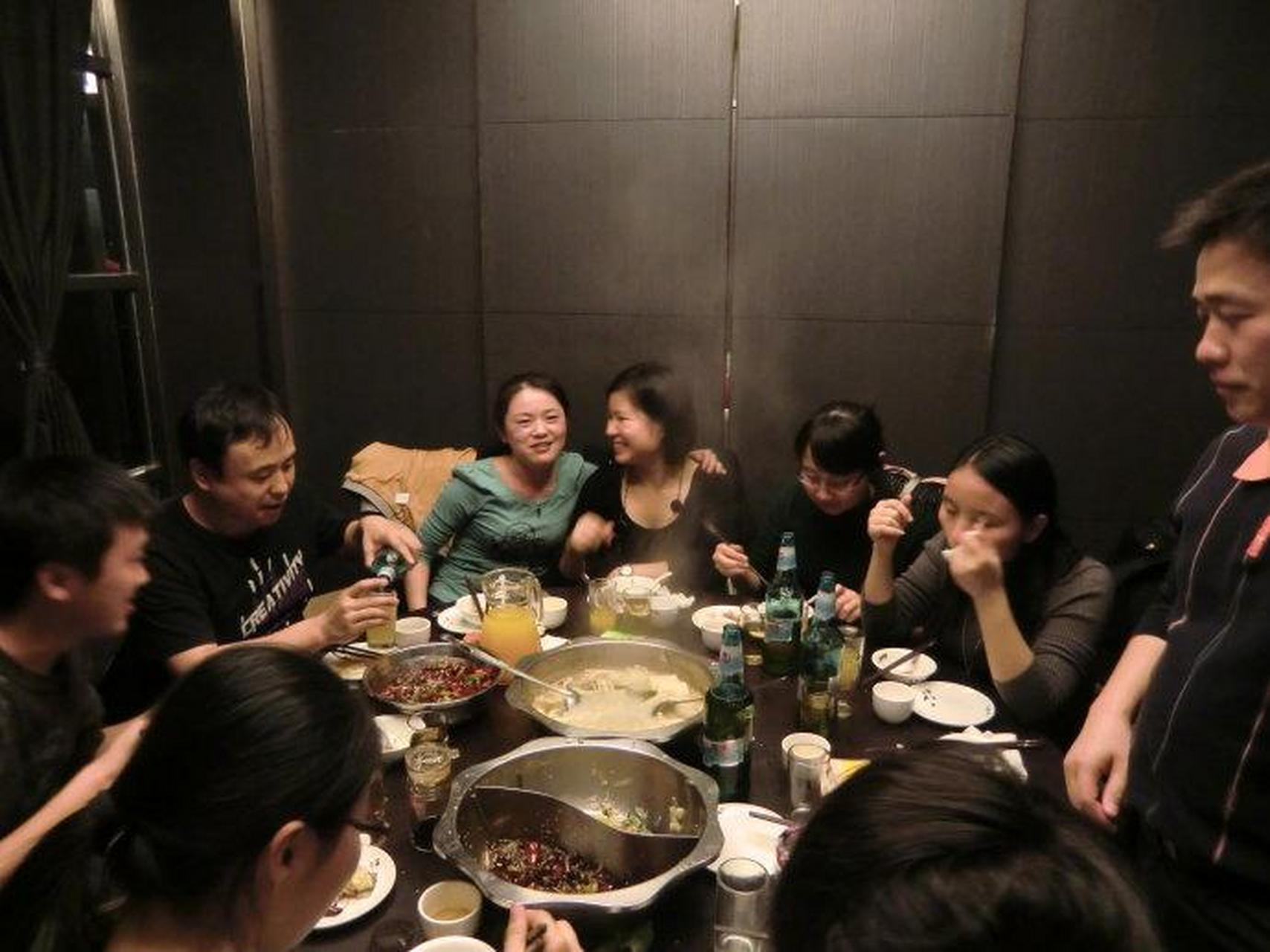 五一公司聚会,公司几个男同事不断给一个96年的女同事灌酒,而且是那种