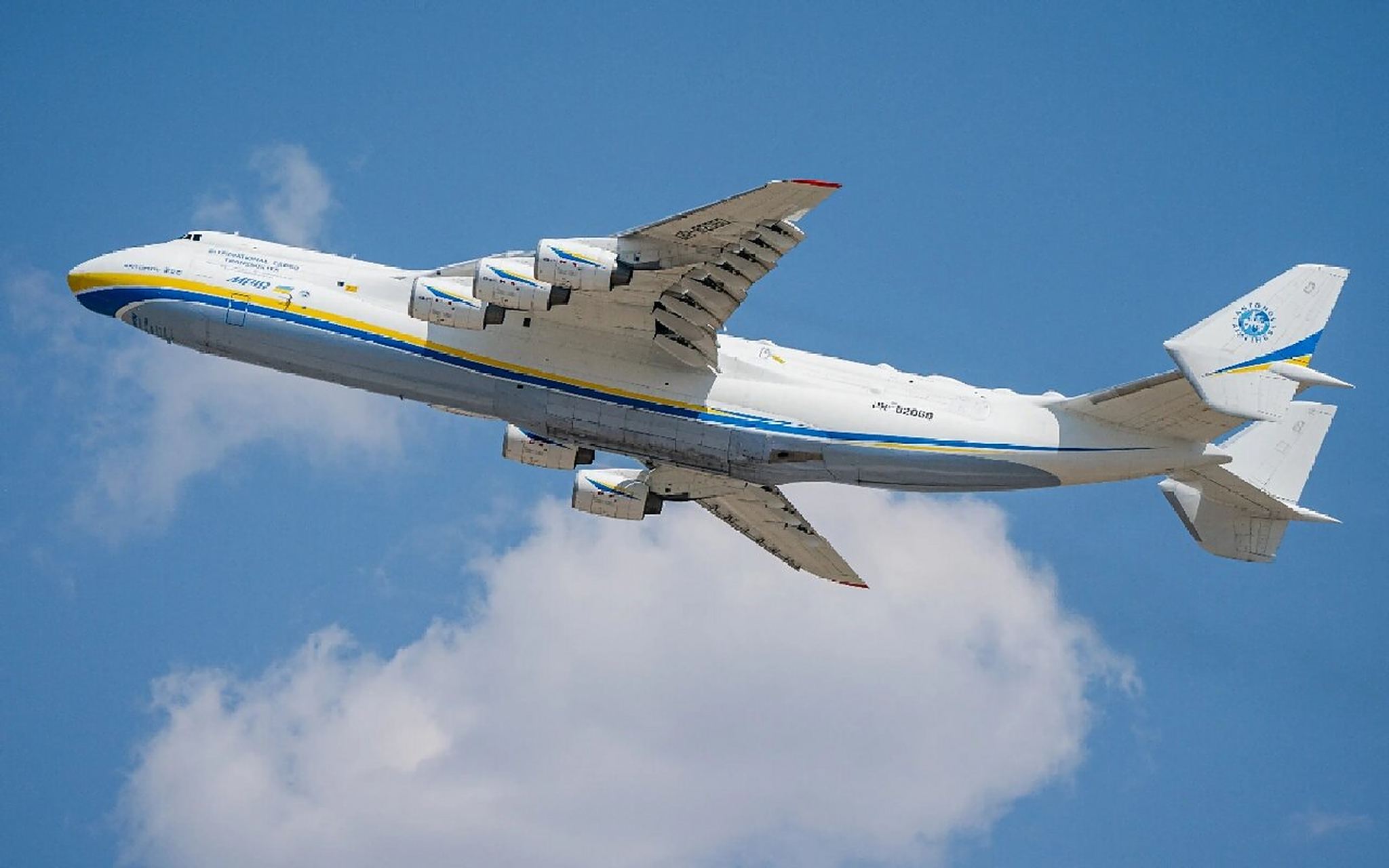 世界战略运输机排行榜 第一名:俄罗斯的安225"梦幻"战略运输机,载重