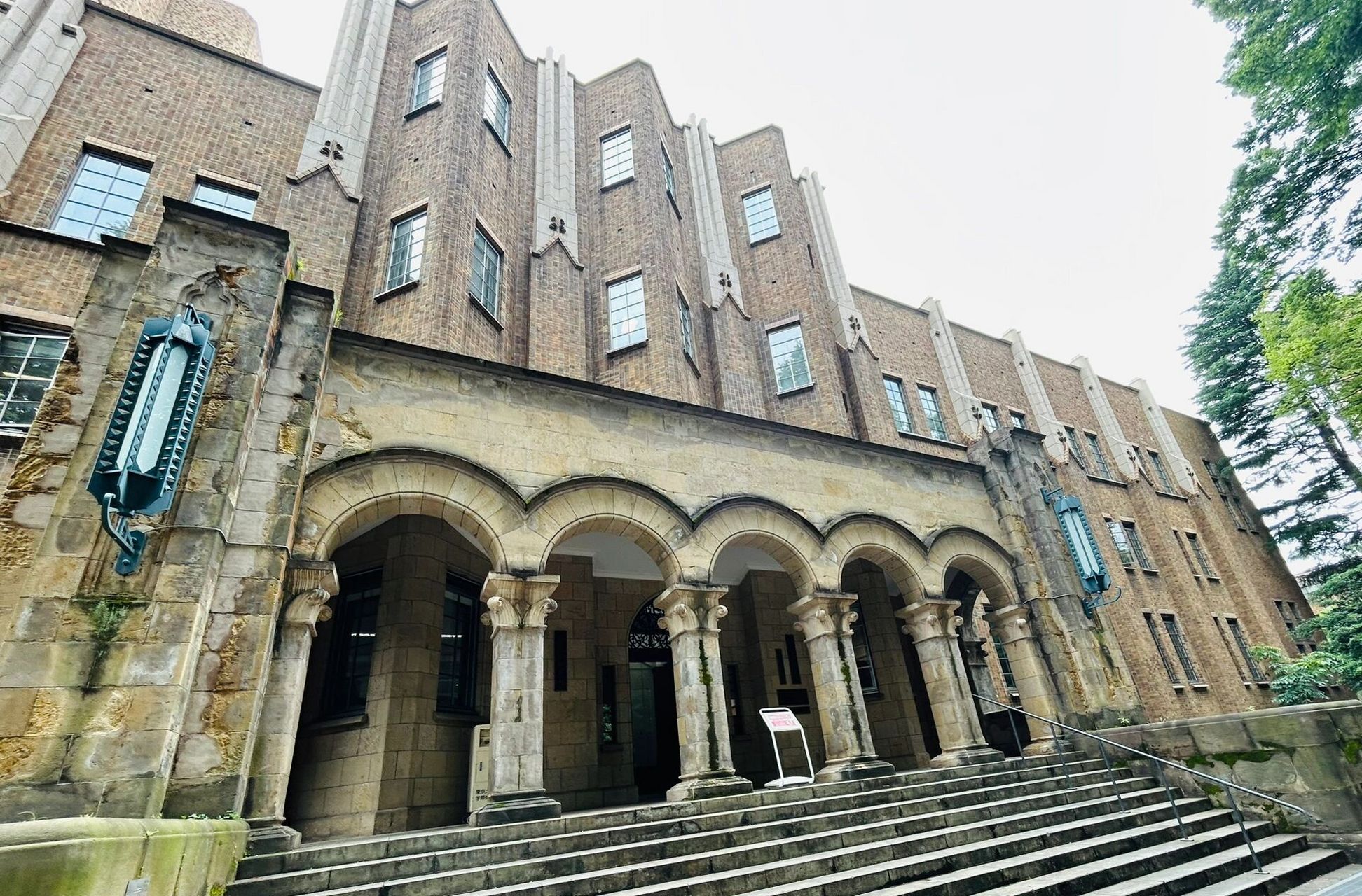 来东京带小朋友参观了一下东大,校园十分安静,建筑基本都是欧式的