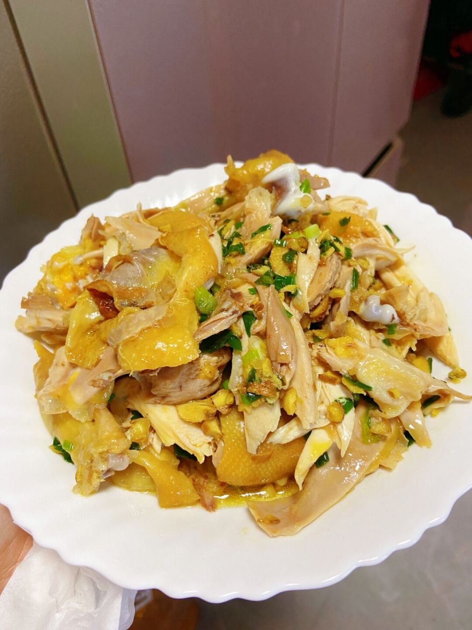 简易版姜葱手撕鸡 今天又吃鸡啦,住在我妈家,一个星期七天,有四天都在
