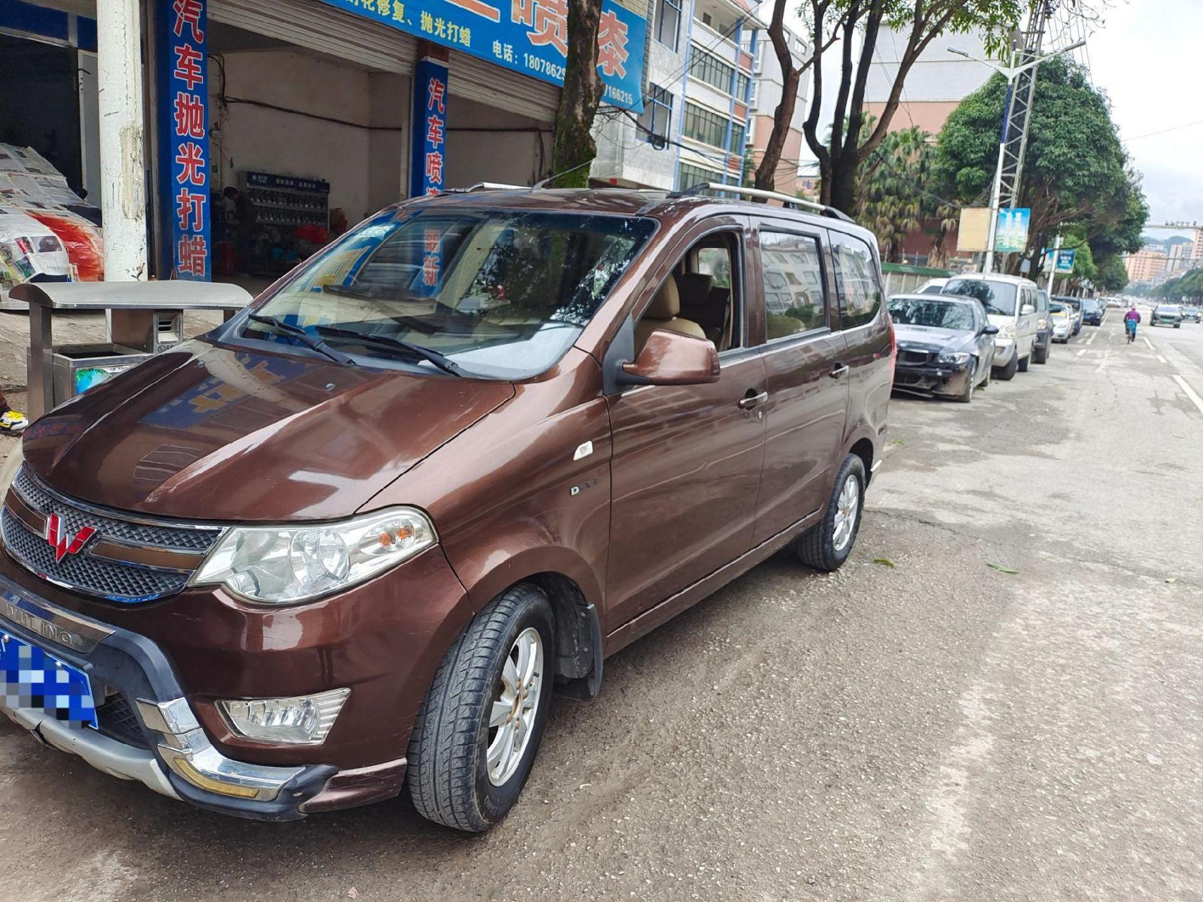 2016年五菱宏光s!1.5排量,现价1万多包过户