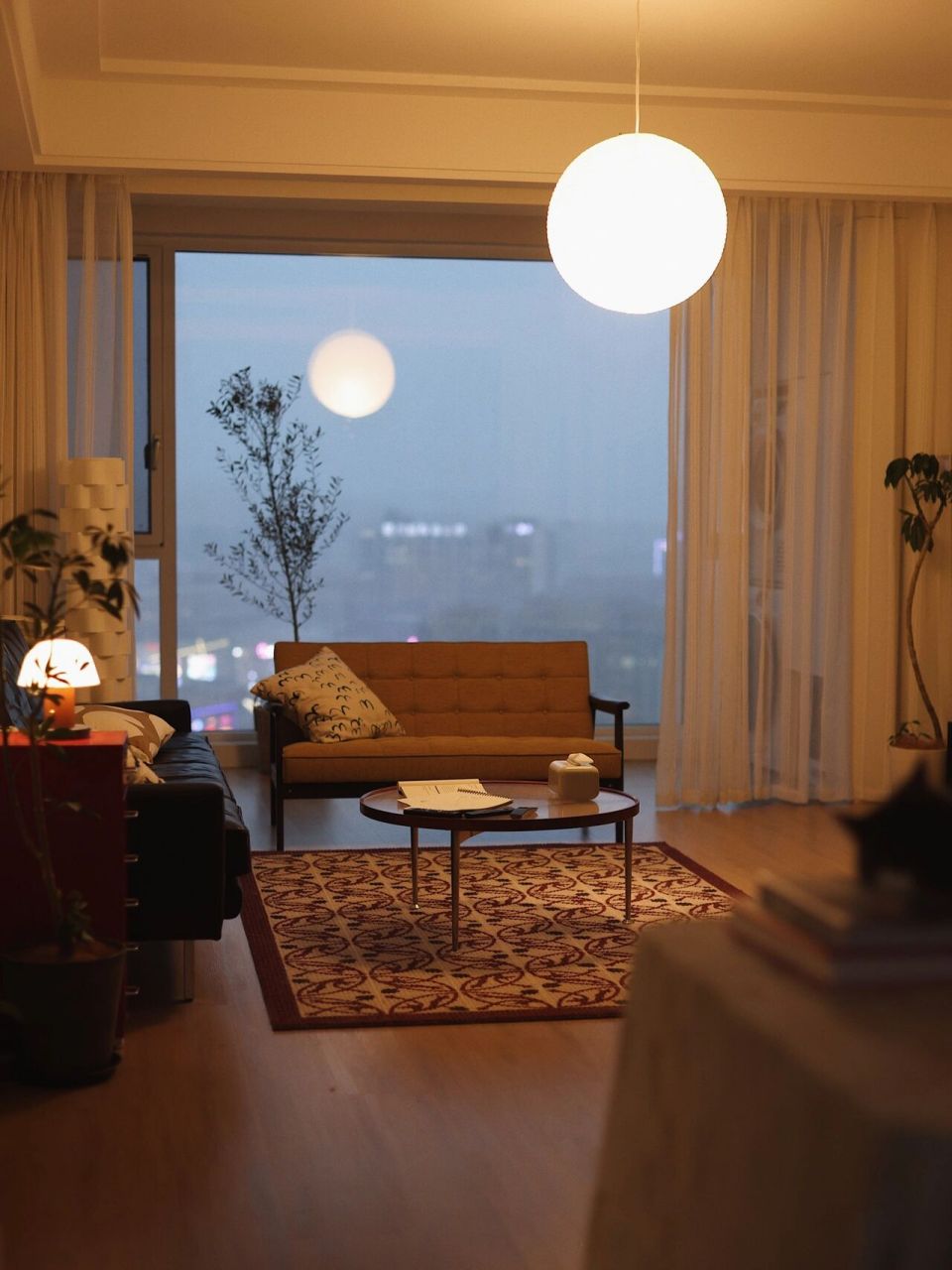 97大雨倾盆的夜晚 无滤镜也很美 一场大雨让窗外的世界变得朦胧