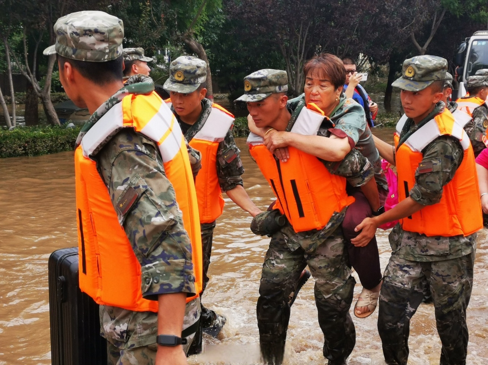 闻令而动子弟兵奋战在抗洪一线#【武警官兵持续奋战涿州抢险救援蚁哌
