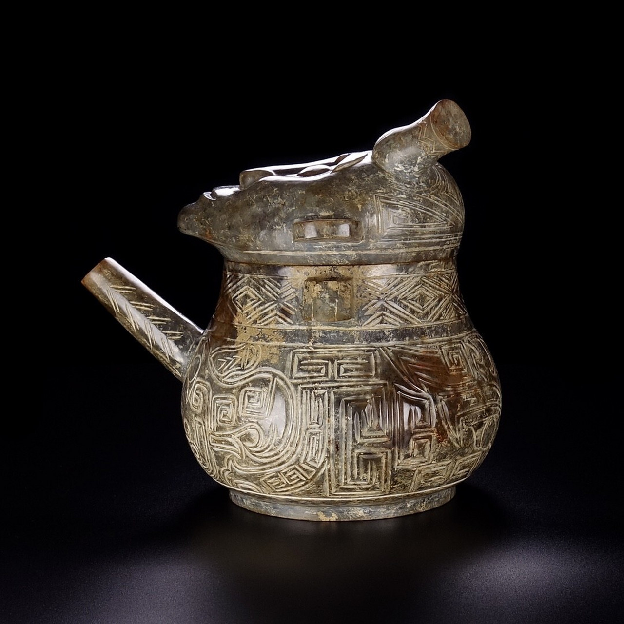 商周时期和田玉籽料人面盉 商周时期和田籽料人面盉,玉质钢性,刻工