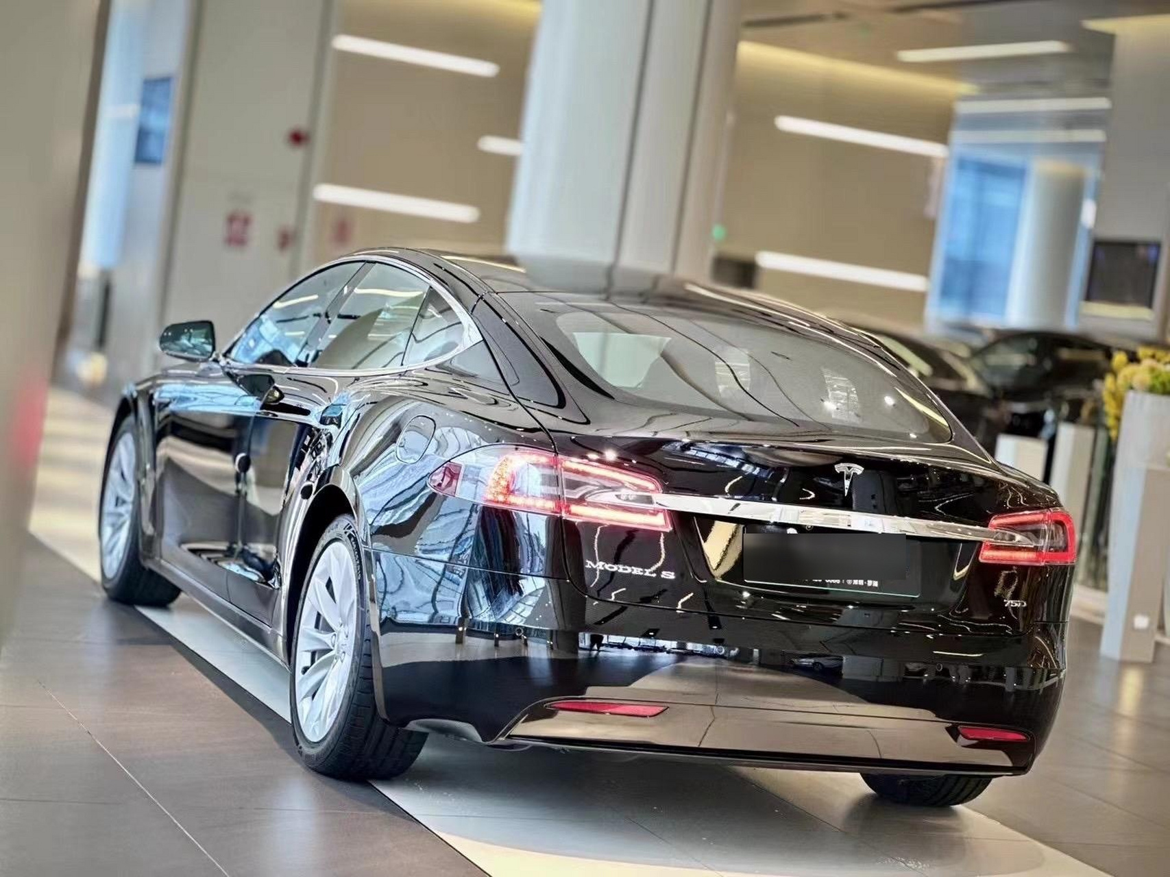 特斯拉model s 75d 标准续航版 上牌2018年6月   约5.2万公里 车价22.