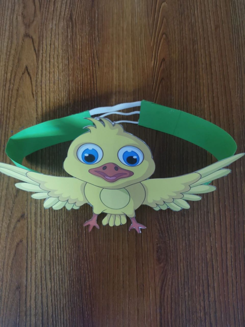 简单好用 带弹力动物头饰,简单好用    1,用胶枪把一小块硬卡纸跟口罩