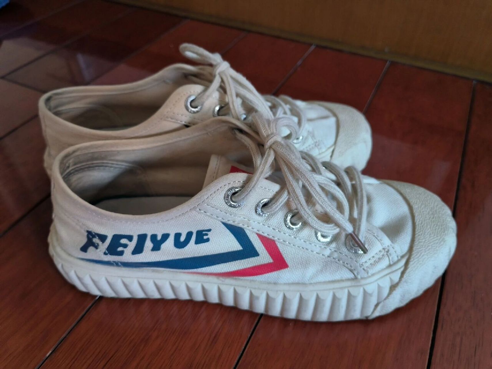 没想到,两年前买飞跃还在卖,而质量差 2020年双十一买的飞跃饼干鞋