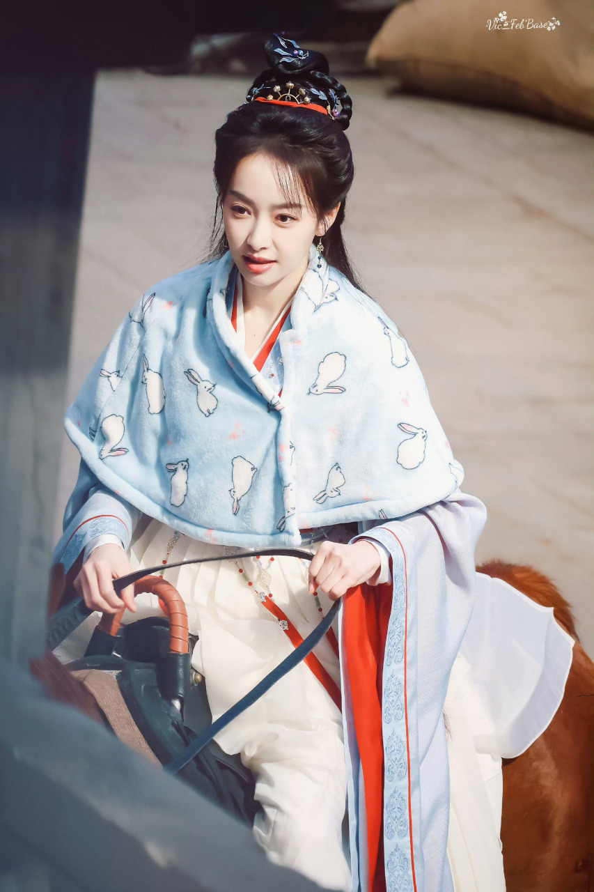 咪咕星鲜事##宋茜山河枕古装路透# 古装茜重出江湖!