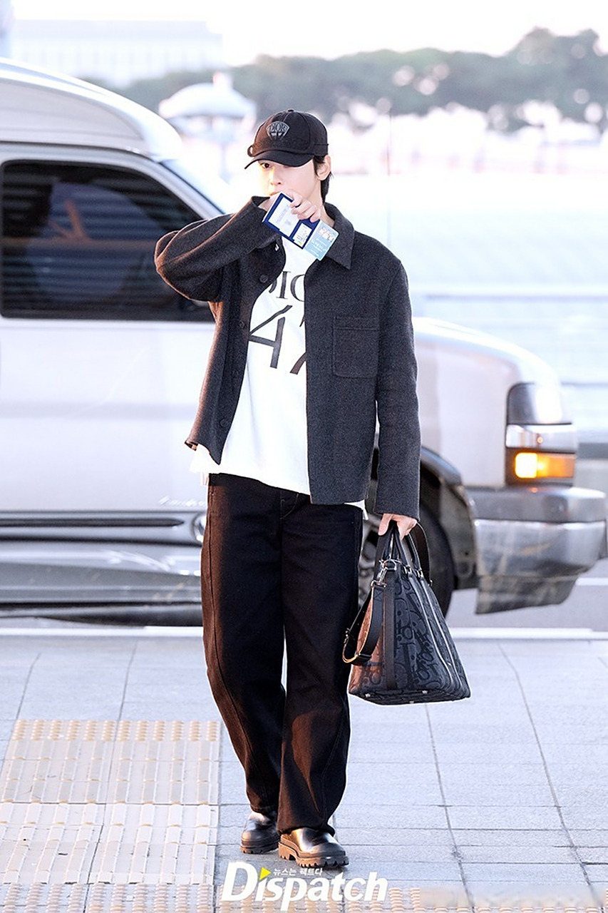 21日,#车银优# 经仁川机场出发,前往中国香港出席日程.