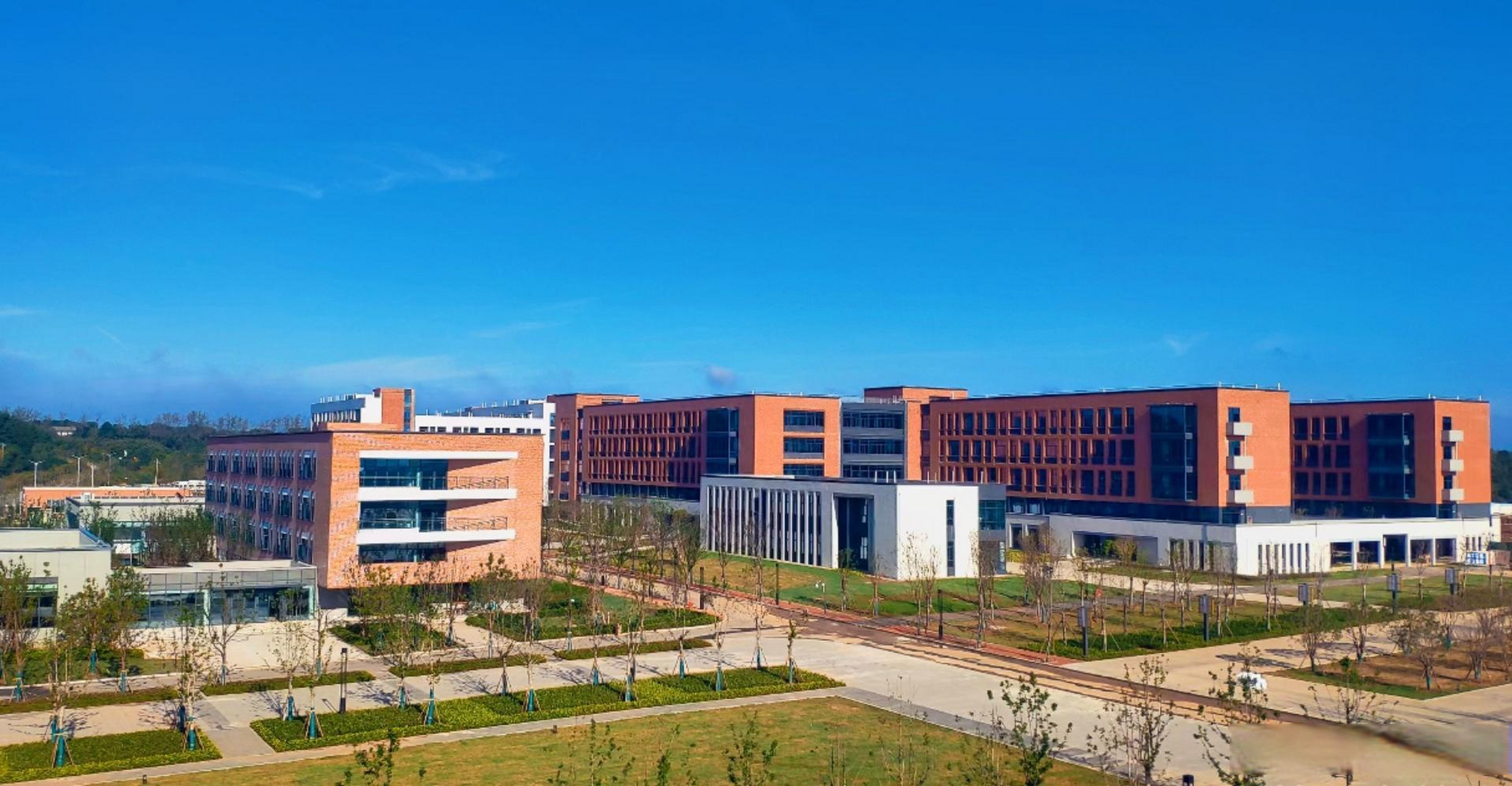 信阳高级中学北湖校区迎首批新生】新十八街西,纬南三路北,依湖而建