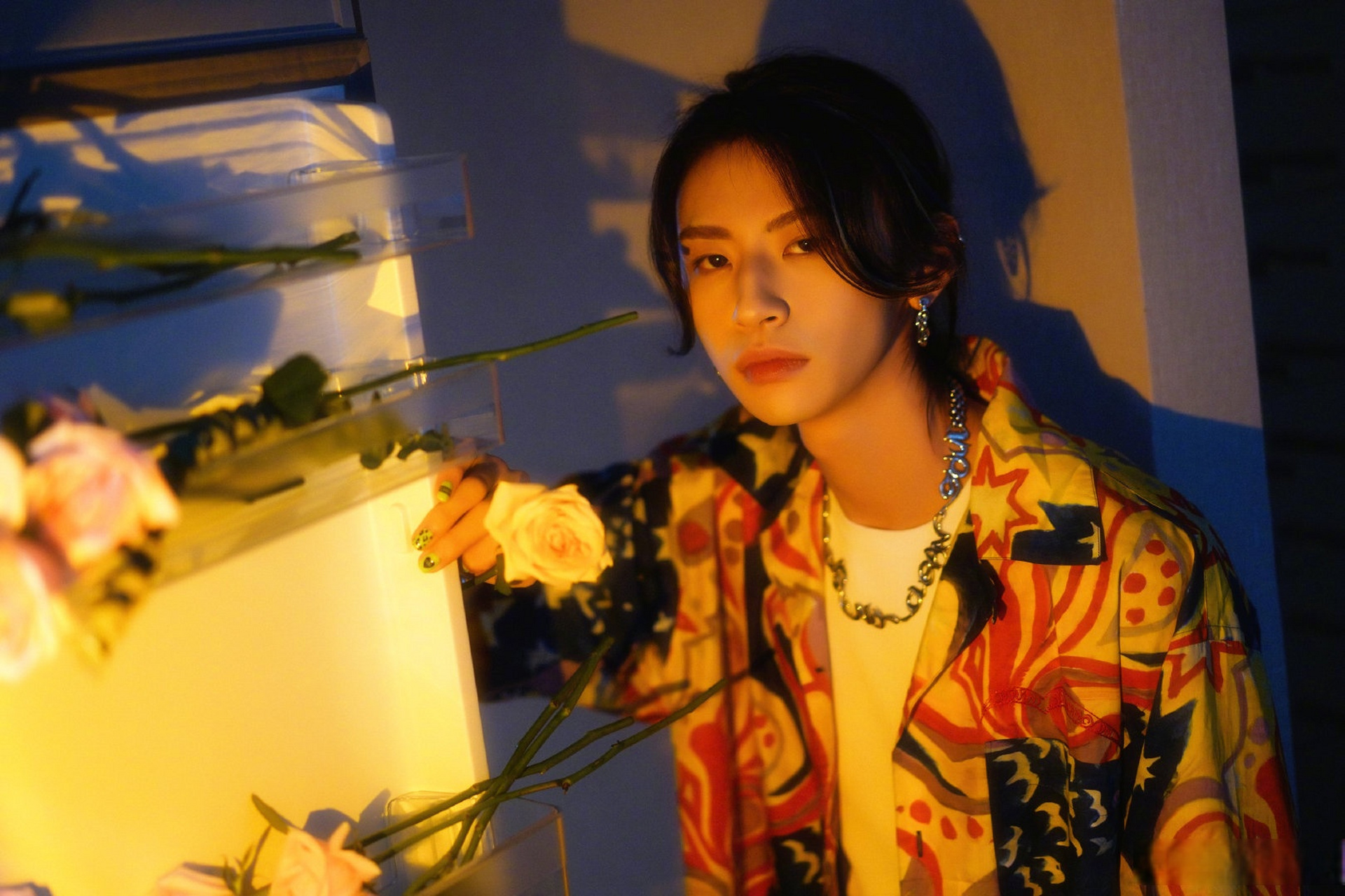 小鬼港风花衬衫# 歌手,制作人@小鬼王琳凯 全新写真曝光,复古港坊花