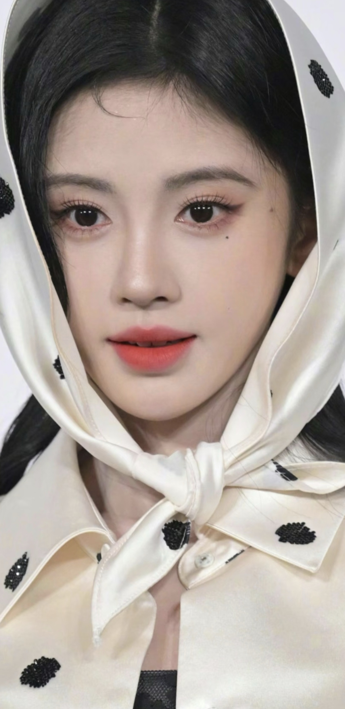 鞠婧祎的新妆面好奇怪,总觉得眼睛被眉毛吊起来了
