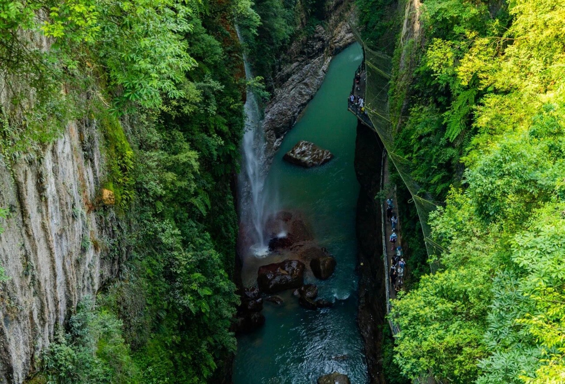 此景名为"天降玉玺",关于这个玉玺还有一个传说呢,相传改土归流的时候