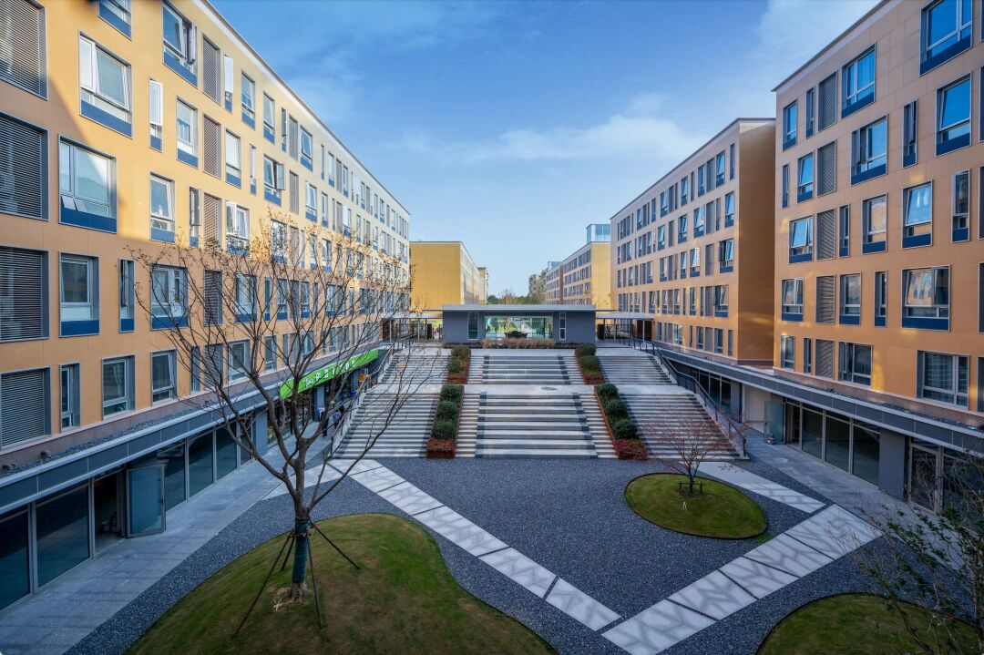 欢迎大家报考上海外国语大学贤达经济人文学院,我们有一流的教师团队