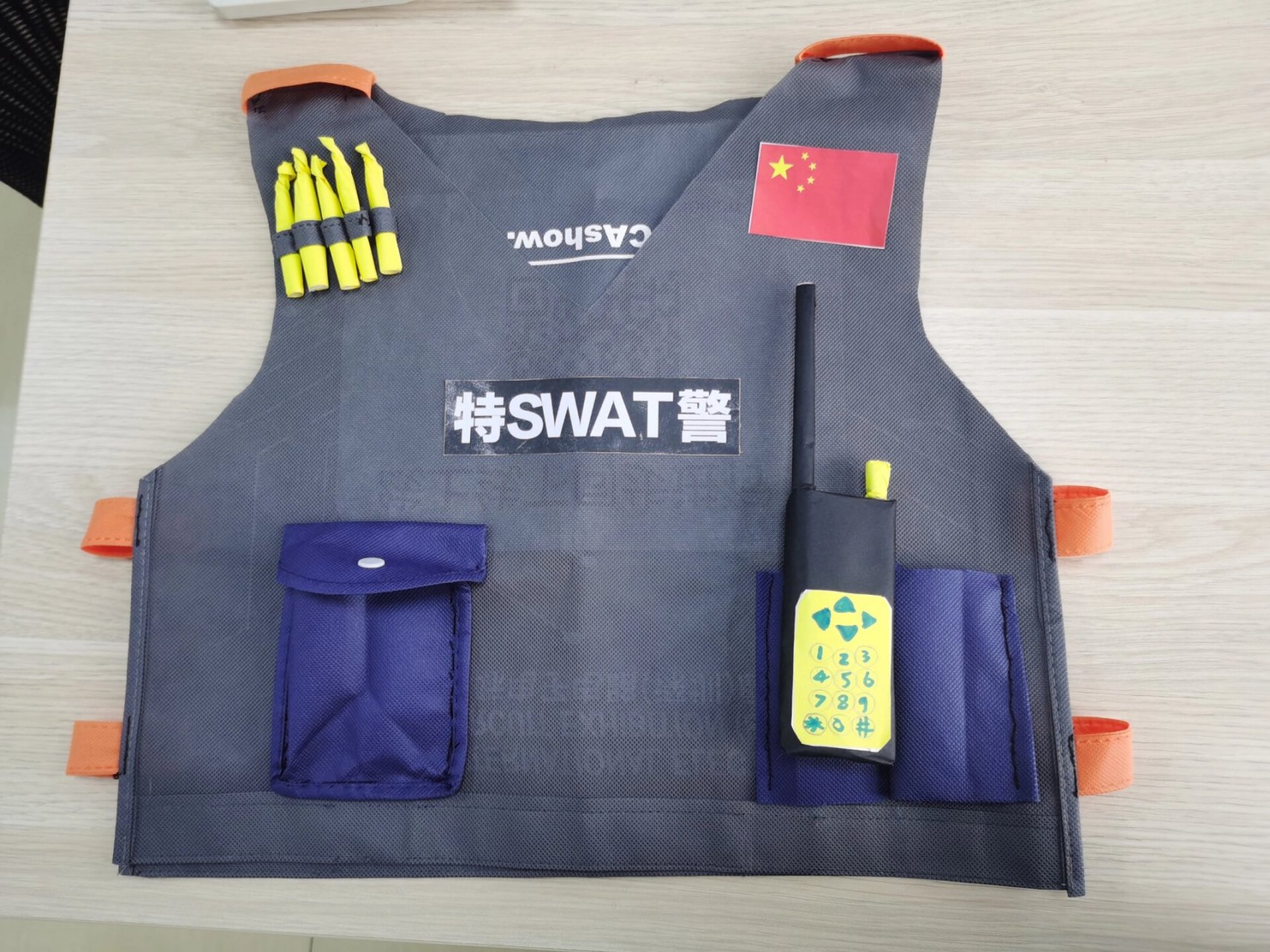 环保手工警察服  幼儿园大班毕业又要环保秀 上回做了航天员,老师还问