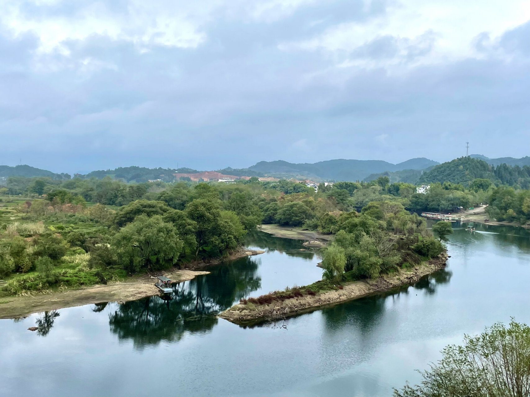 在婺源遇见"石门村与月亮湾" 走进石门村,清水白墙上的墙画惊艳到我了