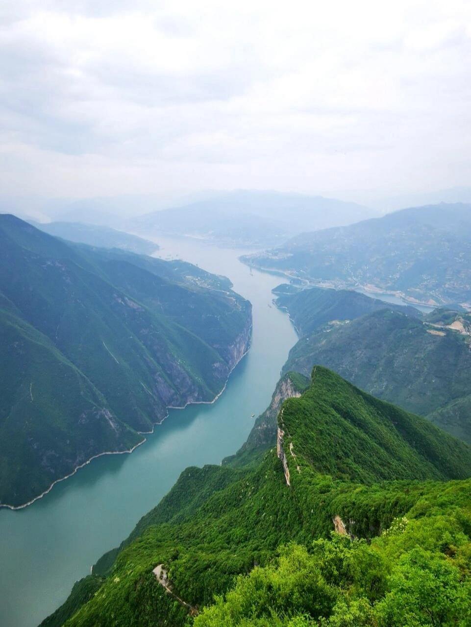 巅风景区位于重庆市奉节县,地处长江三峡之首,因杜甫"赤甲白盐俱刺天