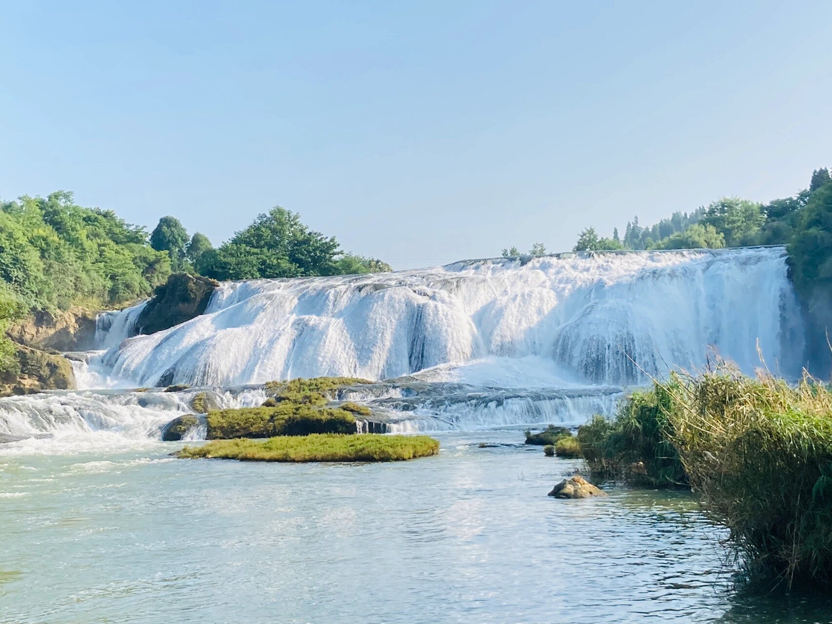 全景贵州行——陡坡塘瀑布 陡坡塘瀑布位于黄果树瀑布上游1公里处,瀑