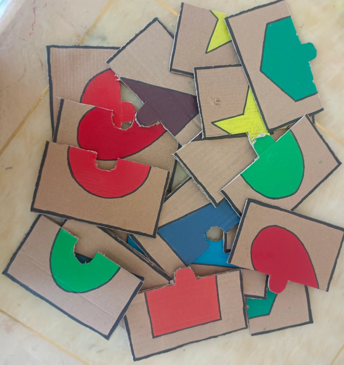 小班益智区:形状拼图