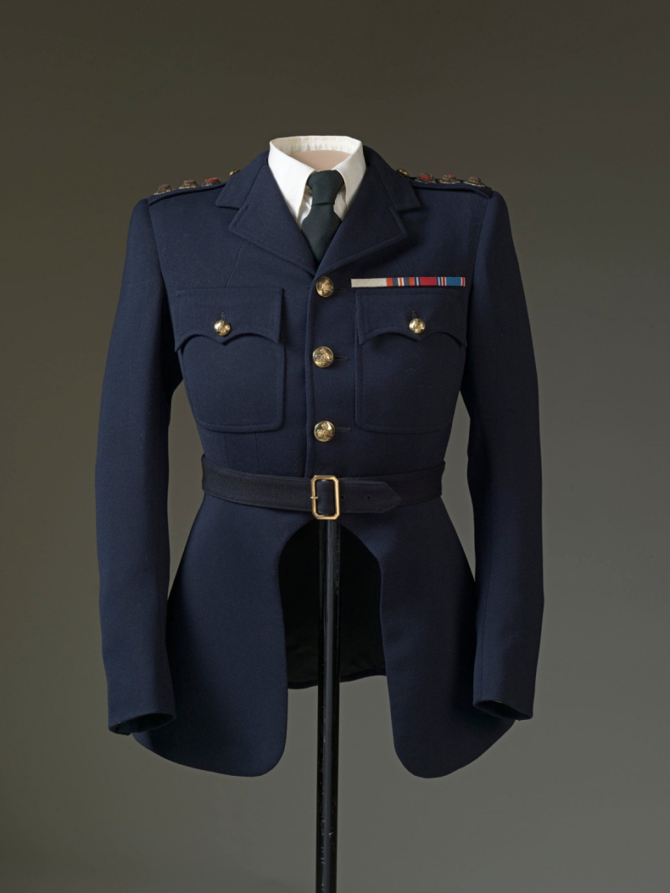 军事收藏:英国女王的掷弹兵上校一号制服 女王伊丽莎白二世的掷弹兵