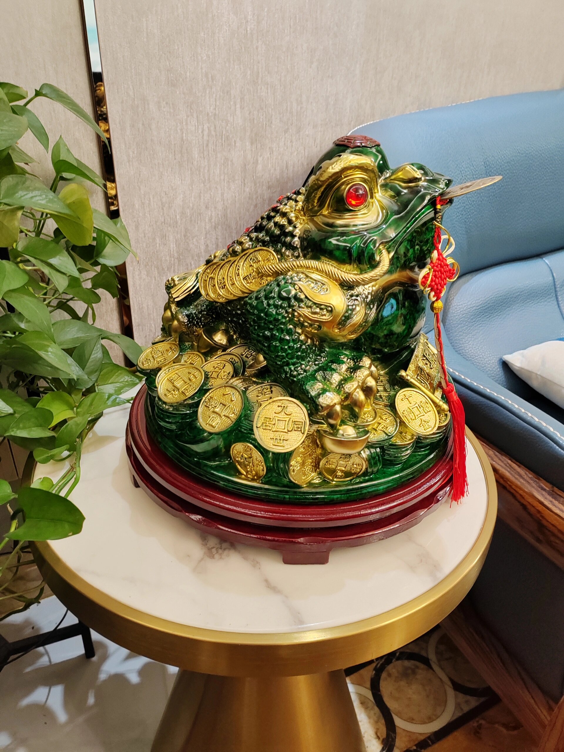 美观又大气,够面儿! 金蟾的摆放: 含铜钱的朝